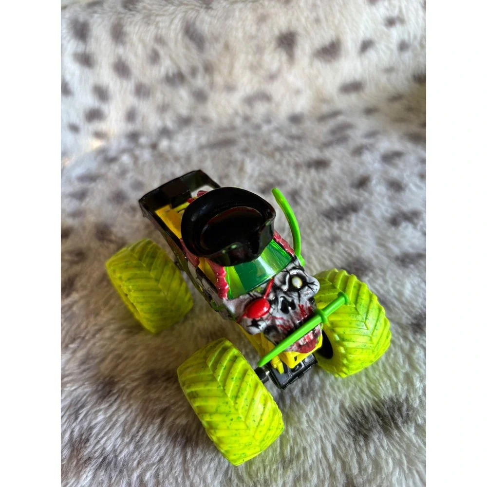 Monster Jam Pirate's Curse Monster Truck 1:64 Scale Neon Yellow Lime Green Tires